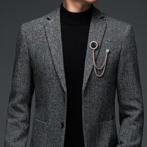 Detailaufnahme einer runden Herrenbroche mit Strass und Metallkette für den Anzug.