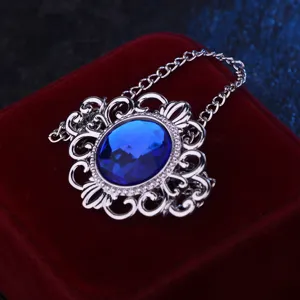 Vintage Hofstil blaue Edelstein Brosche mit silbernem geschnitzten Rahmen und Kette fuer Anzugjacke.
