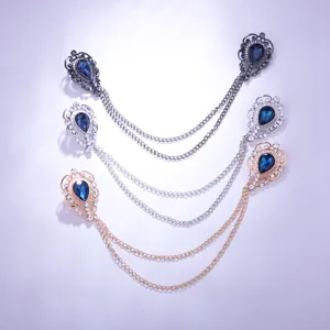 Detailaufnahme von edlen Strass Tropfen Kragenketten Brosche, Vintage Metall Hemd Zubehör.