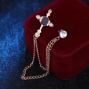 Nahaufnahme der Vintage Kreuz Quaste Kette Brosche, Punk Gothic Stil Metall Anzug Zubehör.