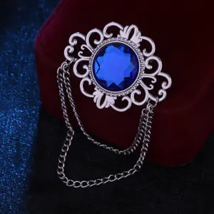 Detailaufnahme der Vintage Hofstil blauen Edelstein Broche mit Kette, Anzug Zierde.