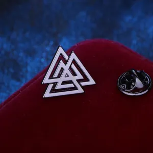 Nahaufnahme der Wikinger Valknut Anstecknadel aus Metall, elegantes Retro Accessoire für Herren.