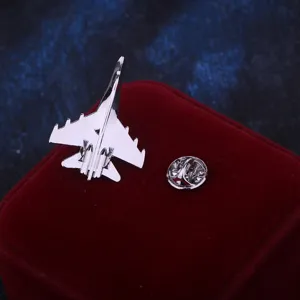 Primer plano detallado del broche de metal de avión de caza plateado y su cierre seguro.
