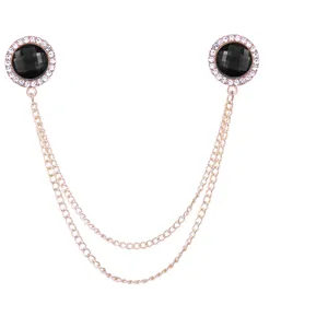 Nahaufnahme Detail von doppelseitigem Strass schwarzem Edelstein Anzug Kette Brosche.
