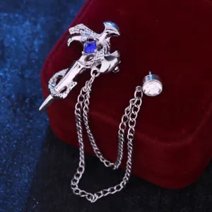 Gotische slang kruis zwaard broche met ketting, stijlvolle strass speld accessoire man en vrouw.