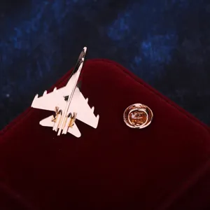 Broche de metal con forma de avión de caza insignia regalo militar oro rosa