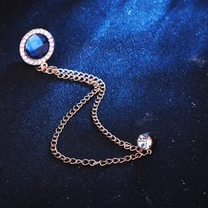 Feines Strass Ketten Brosche Detail, blauer Kristall Reversnadel fuer Herren Anzug.