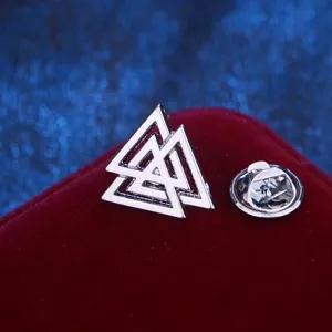Detailansicht einer eleganten silberfarbenen Wikinger Valknut Dreieck Anstecknadel.