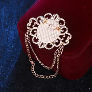 Rückseite Detail der Vintage Brosche Metallnadel und Hängeketten Zubehör Ansicht.
