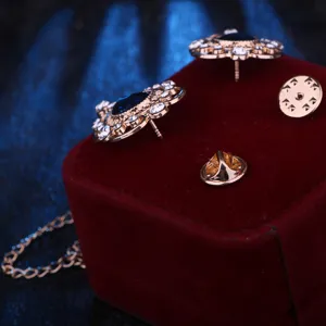 Elegante Strassreversnadel mit blauem Kristall und Roségold-Kragenkette für Herren.