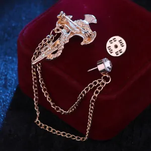 Gotische kruis zwaard slang broche met ketting kwast, retro metalen pak speld accessoire.