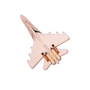 Primer plano de broche de metal con diseño de avión de caza, accesorio de aviación