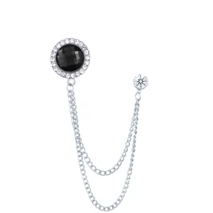 Detaillierte Strass Brosche mit schwarzem Facetten Kristall und doppelten Ketten für Anzug.