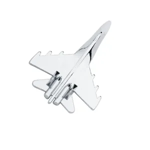 Broche de avión de caza de metal plateado, insignia creativa para fans militares y moda.