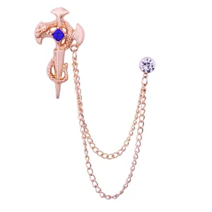 Elegante roségouden slangen kruis zwaard broche met dubbele kettingen en schitterende kristallen.