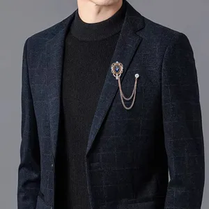 Detailansicht der luxuriösen Herren Strass Tropfen Brosche mit hängender Kette für Anzug.