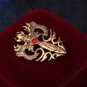 Retro dubbele draak zwaard broche voor heren punk stijl metalen reversspeld rood