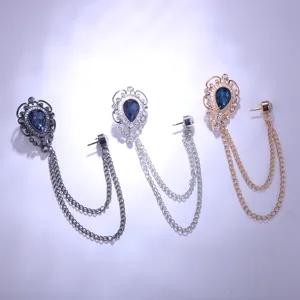 Nahaufnahme einer Vintage-Wassertropfen-Brosche mit Doppelkette und blauen Kristallsteinen.