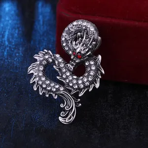 Detailaufnahme einer vintage chinesischen Drachen-Brosche mit funkelnden Strasssteinen.