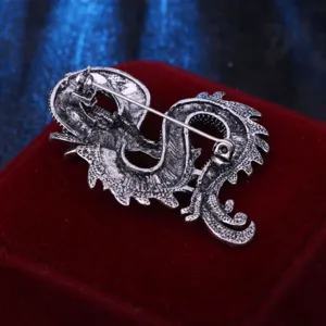 Detailansicht der Retro-Silberdrachen-Brosche, klassisches chinesisches Sternzeichen-Accessoire.