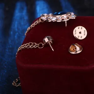 Raffinierte Strass Quaste Brosche Detailaufnahme, modisches Metall Anstecknadel Accessoire.