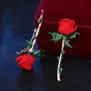 Elegante Rosen-Brosche mit roter Blüte und grünen Kristallblättern als Paare Modeschmuck.