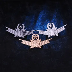 Nahaufnahme der Metall-Pentagramm-Flügel-Brosche, die feine metallische Oberflächen zeigt.