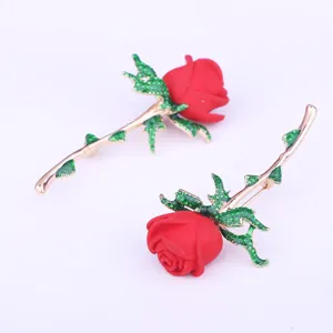 Exquisite rote Rosen Brosche mit gruenen Straessen und goldener Stiel Damen Modeschmuck Anstecknadel
