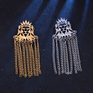 Nahaufnahme der Löwenkrone Brosche mit hängenden Kettenquasten, Metallglanz, zwei Farboptionen.