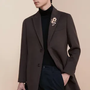 Exquisito detalle de broche de dragón estilo chino, perfecto para decoración de traje.