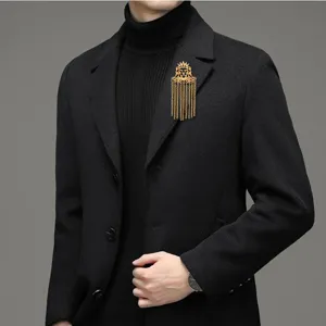 Goldene Löwen Krone Quaste Brosche Pin für Herren Damen Anzug Mantel Mode Schmuck Detail.