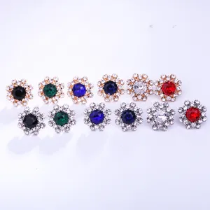 Detailed view of fashion rhinestone flower brooch pins with colorful center gemstones for daily wear.