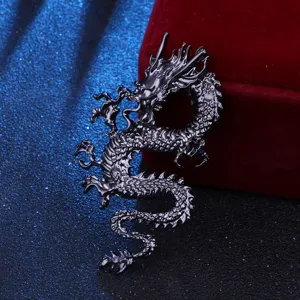 Primer plano de un broche de dragon chino de metal negro vintage, diseno retro de hombre.
