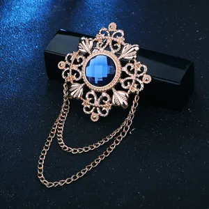Vintage goudkleurige broche met blauwe kristal en kettingen voor heren pak decoratie accessoire.