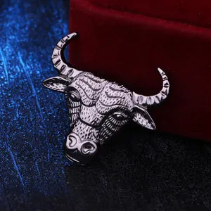 Vista detallada de broche de cabeza de toro punk de metal retro, detalles esculpidos finos.
