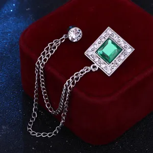 Nahaufnahme Detail der silbernen quadratischen grünen Kristall Broche mit Ketten Strass.