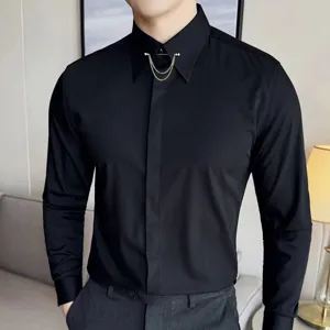 Gedetailleerd overzicht heren zwart shirt met lange mouwen kraagspeld dubbele ketting