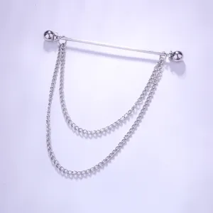 Close-up detail van zilverkleurige metalen dubbele ketting overhemd kraag speld.