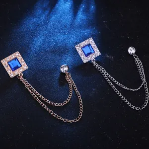 Elegante Herren Brosche mit blauem quadratischem Stein und Quastenkette fur den Anzug.