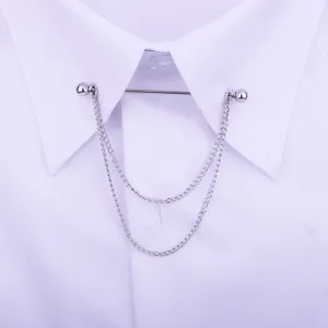 Detailopname van een stijlvolle metalen kraagspeld met dubbele ketting voor shirts.