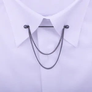 Gedetailleerd overzicht van een metalen kraagspeld met dubbele ketting voor overhemden.