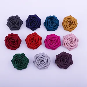 Nahaufnahme von Stoff-Rosenblüten mit vielen Farboptionen als DIY-Zubehör oder Broschendekor.