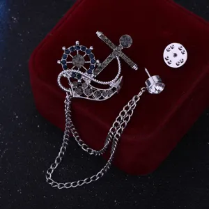 Vista detallada del broche de ancla de estilo marino con cadena de borlas elegante