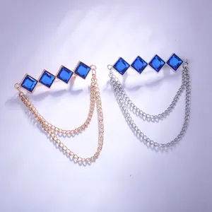 Detailansicht der geometrischen quadratischen blauen Kristall-Quastenbroschen für Herren.