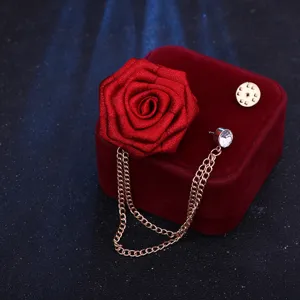 Elegante rote Stoff-Rosen-Brosche mit Quasten-Kette, perfekt fuer Hochzeitsanzug und Kleider.
