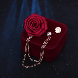 Elegante rote Stoffrosen Brosche mit Metall Quastenketten fuer Hochzeitsanzug Modeschmuck