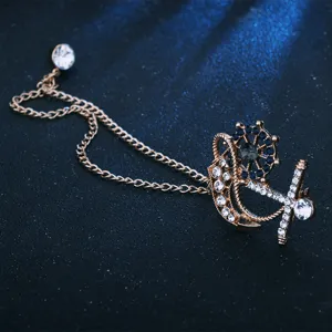Vista detallada del broche ancla timon borla cadena strass accesorio para traje estilo marino.
