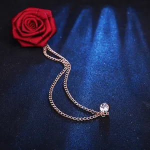 Elegante rote Stoffrosen-Brosche mit Metallquastenkette und funkelndem Strassanhänger für Anzüge.