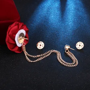 Rote Stoff-Rosenbrosche mit doppelten Goldquasten-Ketten, eleganter Anzug-Revers-Pin.