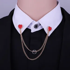 Goldfarbene Doppelkette rotes Herz Hemdkragen Nadel Detailansicht Modeschmuck Zubehör.